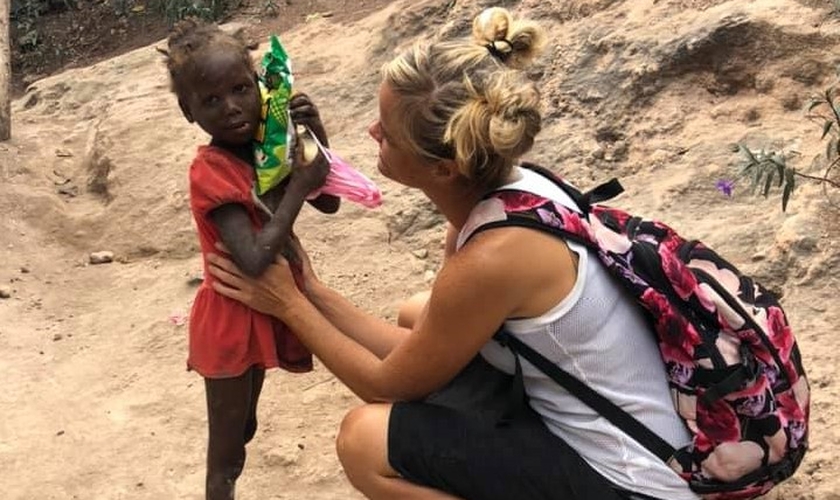 Lindsay Anderson (à direita) é missionária pela HSMS e decidiu permanecer no Haiti, mesmo em meio à pandemia do coronavírus. (Foto: Facebook / HSMS)