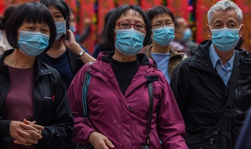 Pessoas usam máscaras como medida preventiva após um surto de coronavírus que começou na cidade chinesa de Wuhan. (Foto: Reprodução/Egypt Today)
