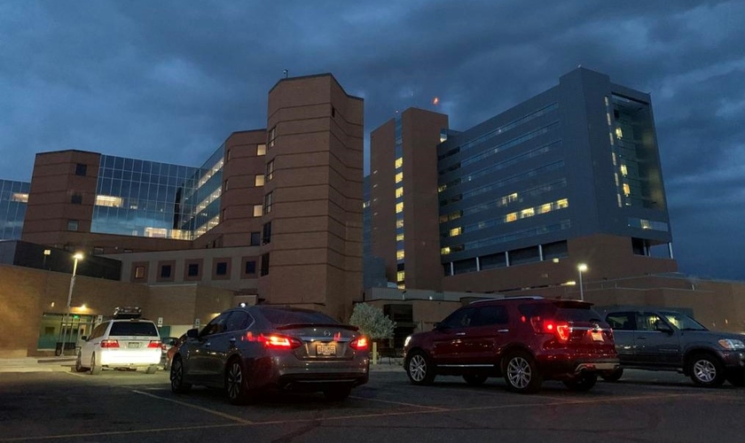 Carros do lado de fora do St. Mary's Medical Center, com as luzes piscando no sábado no evento Community Prayer for Healthcare Workers. (Foto: Nathan Deal / The Daily Sentinel)