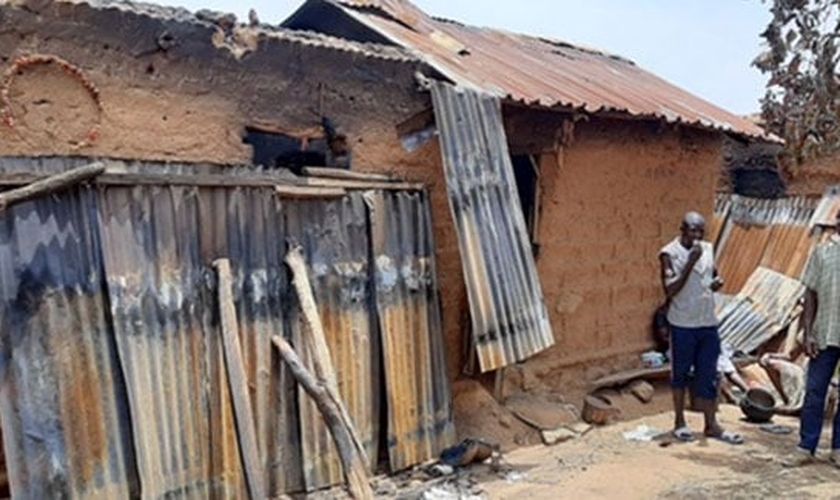 Casas de uma aldeia cristã foi incendiada após ataque por militantes Fulani. (Foto: Barnabas Fund)