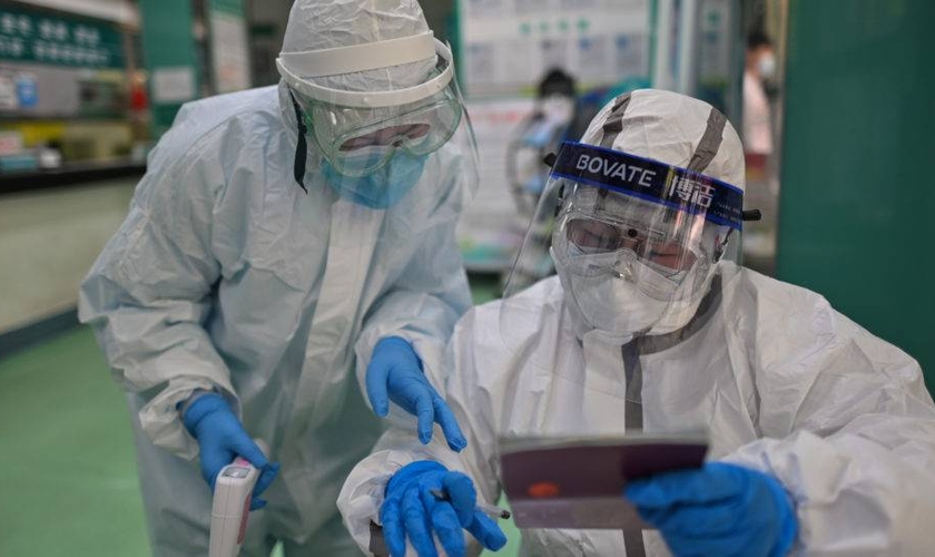 Equipe de saúde coleta amostras para exames de coronavírus em Wuhan, China. (Foto: Hector RETAMAL/AFP)