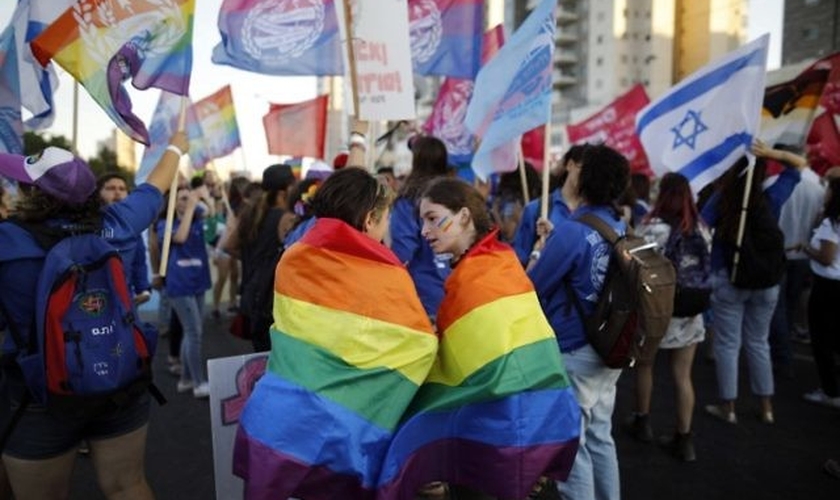 Israelenses participam da primeira parada anual do Orgulho Gay na cidade de Berseba, no sul de Israel, em 22 de junho de 2017. (Foto: AFP / Menahem Kahana)