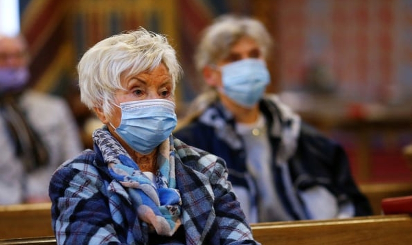 Fiéis usam máscaras de proteção em igreja em Kevelaer, na Alemanha. (Foto: Reuters)