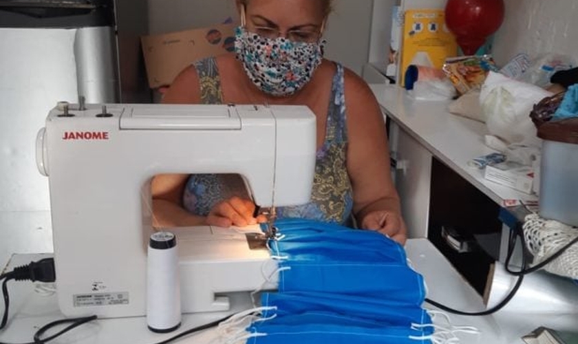 Zenilda produz voluntariamente, em média, 350 máscaras por dia. (Foto: Arquivo pessoal)