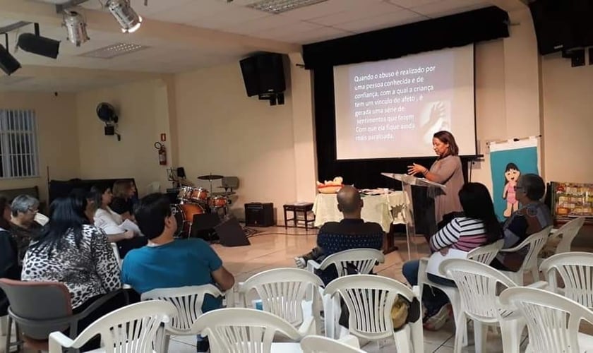 Durante o período da campanha 'Maio Laranja', o projeto "Protegendo com Amor" está passando pelas igrejas para conscientizar sobre o combate ao abuso sexual infantil. (Foto: Divulgação)