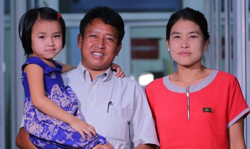 O pastor Tun com sua esposa e um de seus filhos. (Foto: Reprodução/Gospel for Asia)