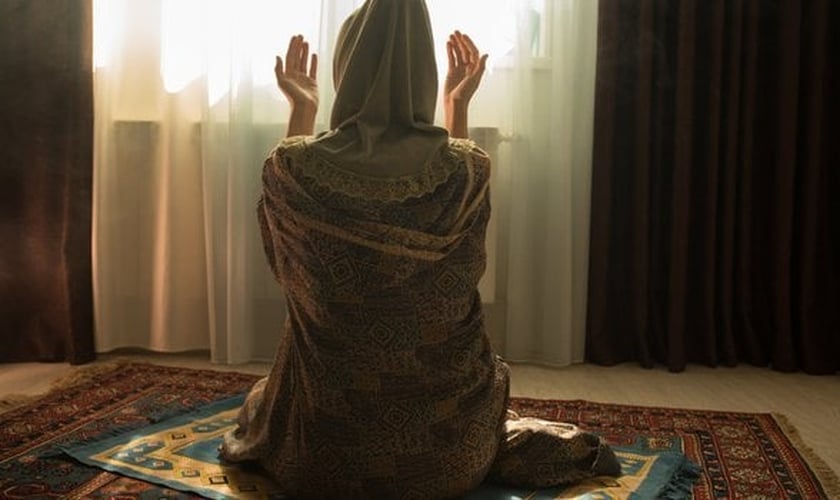 Muçulmanos que se convertem ao cristianismo no norte da África precisam manter sua fé em segredo para garantir sua segurança. (Foto: Shutterstock)