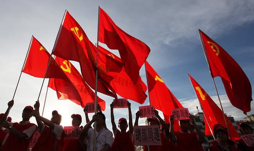 Sindicalistas durante uma manifestação no sul da China. (Foto: Ed Jones/AFP via Getty Images)