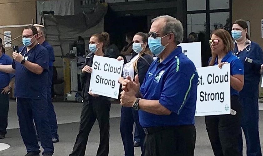 Governador Nathan Blackwell participa de ação de apoio a profissionais da linha da frente de combate ao coronavírus na Flórida. (Foto: Baptist Press)