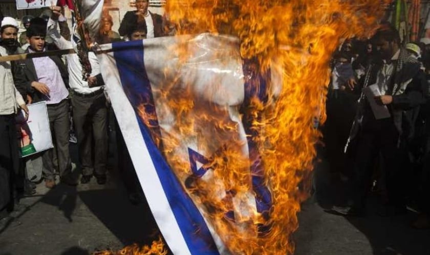 Bandeira de Israel sendo queimada por ativistas anti-Israel no Irã. (Foto: Reprodução/Twitter)
