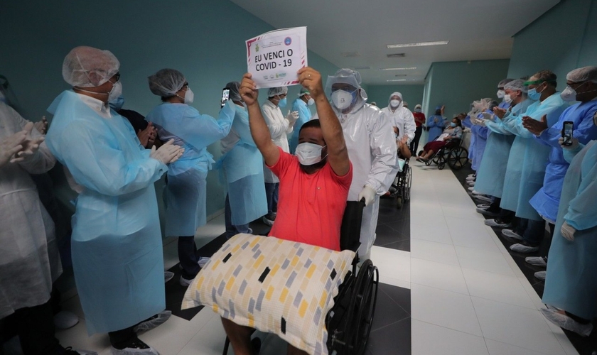 Paciente celebra recuperação da Covid-19 no Amazonas. (Foto: Diego Peres/Secom-AM)
