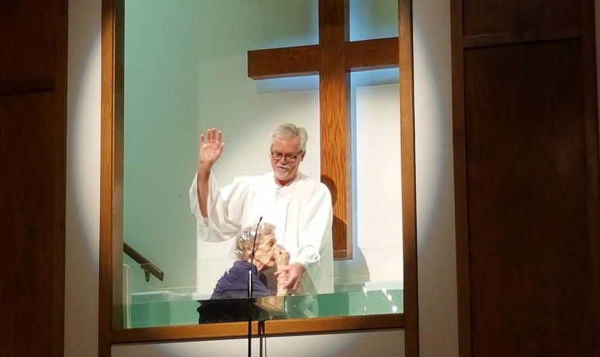Todd Free, pastor da Igreja Batista de Cook em Ruston, batiza Ophelia White. (Foto: Reprodução/UGCN)
