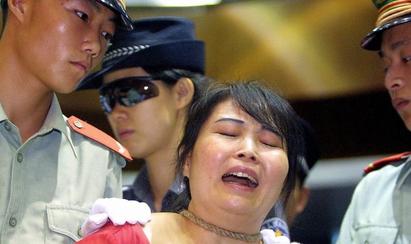 Mulher presa pela polícia comunista chinesa. (Foto: Reprodução/The Epoch Times/Getty)