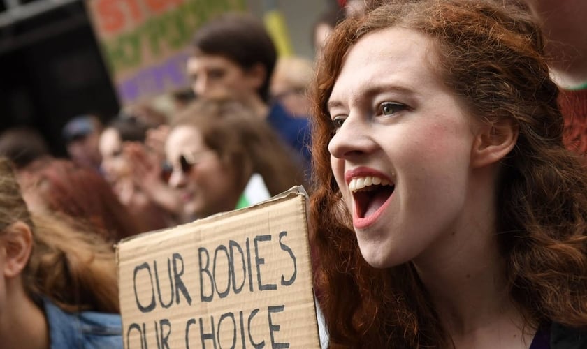 Manifestantes participam de ato em favor da legalização completa aborto no Reino Unido. (Foto: AFP / Getty Images)