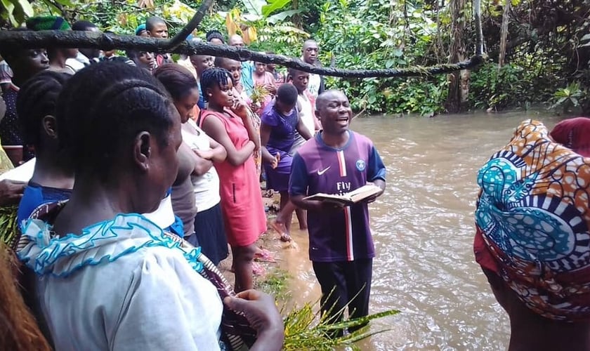 Pastor prega na floresta, em Camarões. (Foto: Reprodução/Novo)