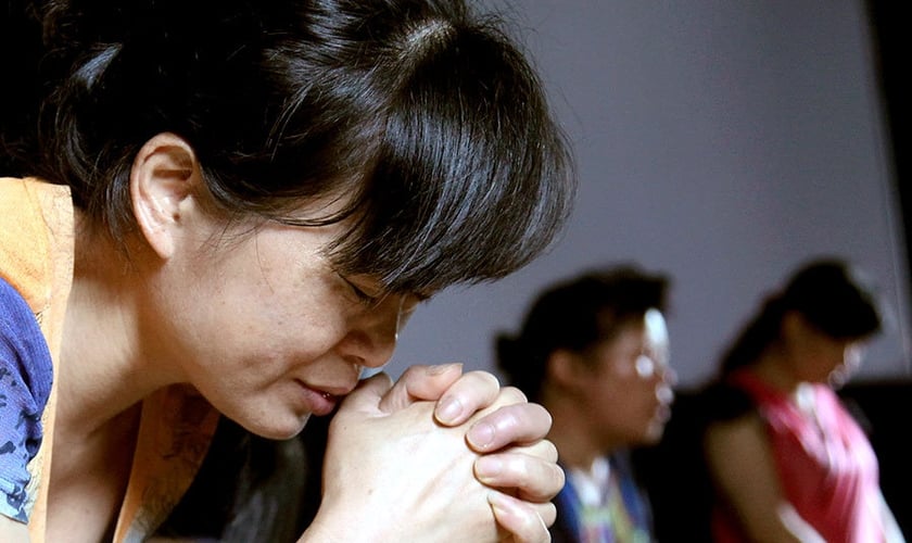 Cristã ora em uma igreja, no Leste da China. (Foto: Didi Tang / AP) 