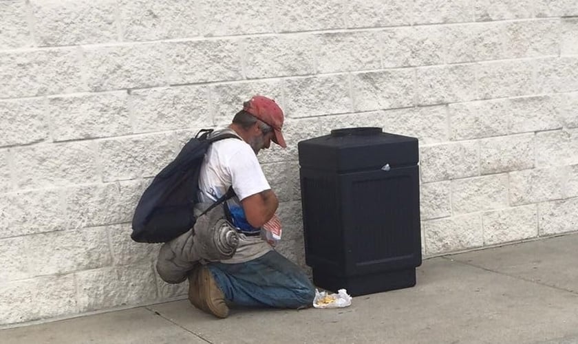 O morador de rua Steve ora a Deus por ajuda. (Foto: Reprodução / John Brantley)