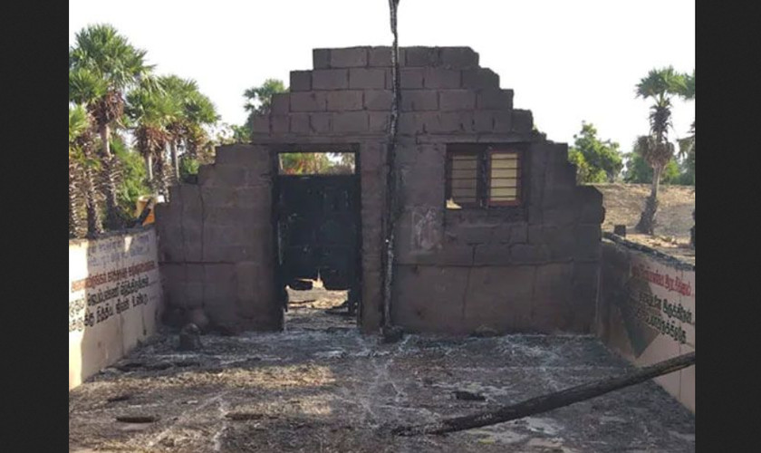 Incendiários reduziram a igreja do Evangelho da Paz Real na zona rural de Vayalur a escombros queimados. (Foto: Reprodução/Barnabas Fund)