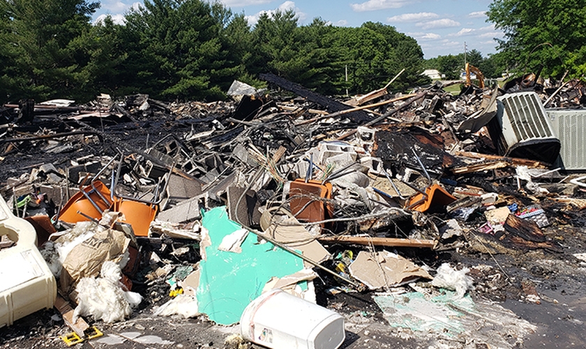 Destroços deixados após o incêndio que atingiu o santuário da Igreja Assembleia de Deus em Clinton. (Foto: Reprodução / AG News)