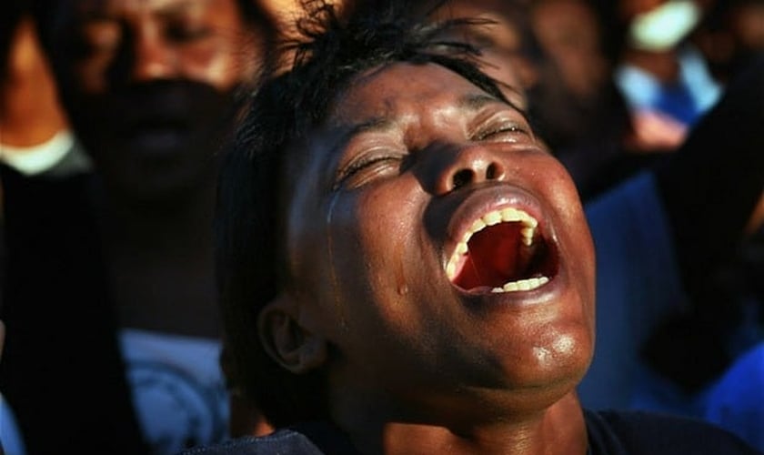 Mulher chora em adoração durante um culto em Porto Príncipe, no Haiti. (Foto: Joe Raedle/Getty Images)