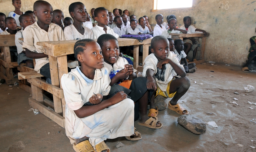 Alunos assistem aula em escola do Sudão. (Foto: UNESCO)