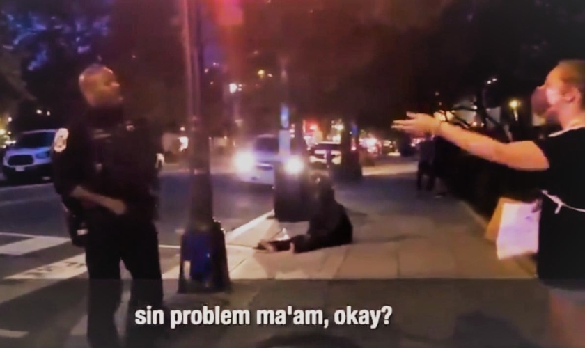 O policial exortou a ativista com uma mensagem bíblica. (Imagem: Twitter / Reprodução)