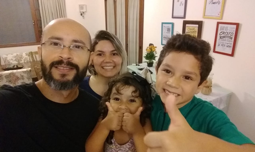 Pastor Tiago Moura, sua esposa, Tayanny Moura, e os filhos Henrique e Rebeca. (Foto: Verbo da Vida)