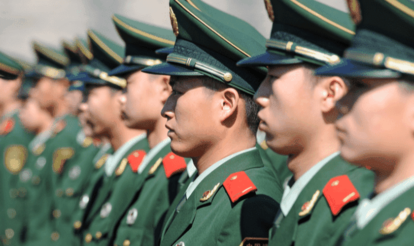 Soldados chineses em guarda na área de Tiananmen durante o 18º Congresso Nacional da China, em Pequim. (Foto: Reprodução/Shutterstock)