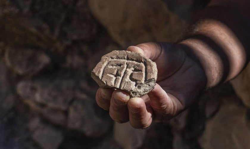 Selo feito de um pedaço de argila do período persa. (Foto: Shai Halevy/Autoridade de Antiguidades de Israel)