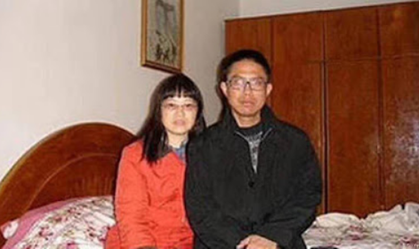 Liu Xianbin com sua esposa, Chen Mingxian, em casa esta noite. (Foto: Reprodução/ChinaAid)