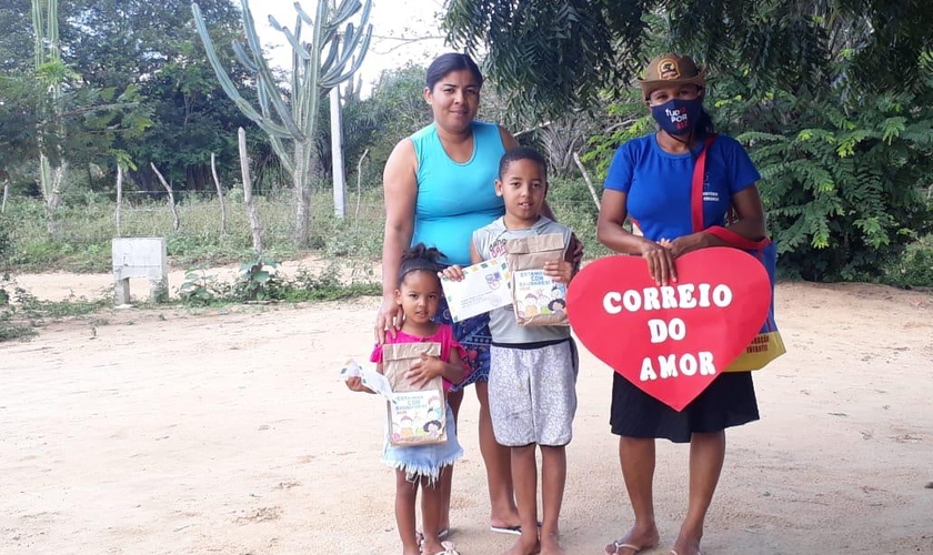 Edileusa (à direita), percorreu 12 km e visitou 54 crianças em lugares sem acesso à internet. (Foto: Divulgação)