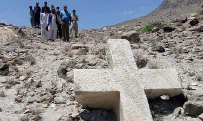 Grupo de moradores posando junto à cruz antiga no Paquistão. (Foto: Reprodução / Pamir Times)