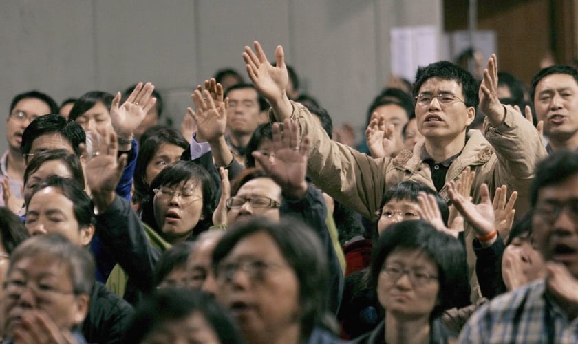 Cristãos com mãos levantadas em adoração durante conferência em Hong Kong. (Foto: AFP/Getty Images)