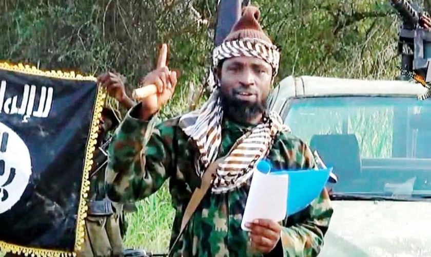 Terrorista do Boko Haram com bandeira do Estado Islâmico. (Foto: Reprodução / Fileo)