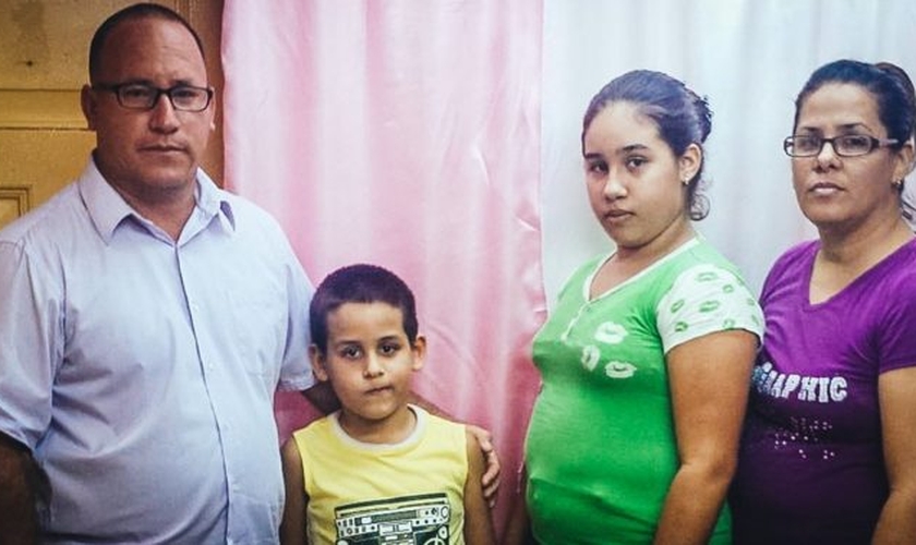 O Pr. Ramón Rigal ao lado da esposa Ayda Expósito e dos filhos. (Foto: Reprodução / Periodic Cubano)