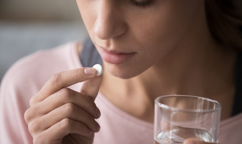 Reino Unido aprovou provisoriamente o uso de pílulas abortivas em casa para que mulheres não precisem ir a clínicas para realizar o procedimento. (Foto: Getty Images)