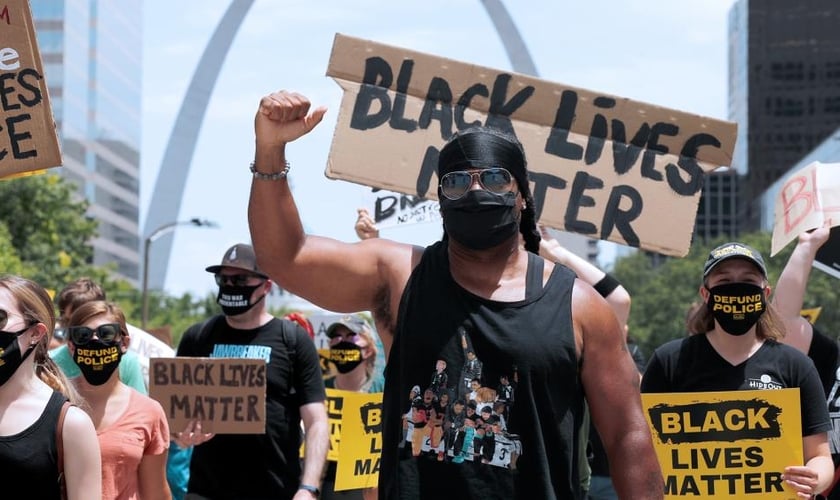 Militantes do movimento Black Lives Matter. (Foto: AP Photo/Jeff Roberson)