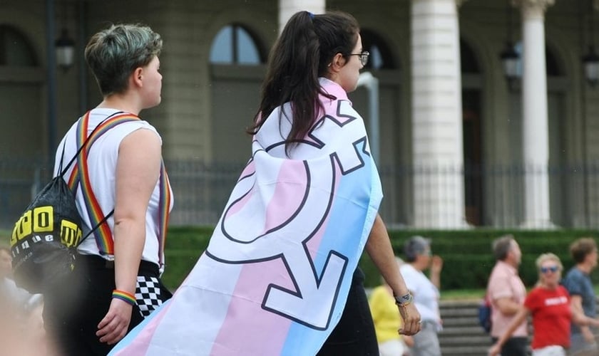 Ativistas durante marcha do Orgulho LGBT. (Foto: Delia Giandeini / Unsplash)