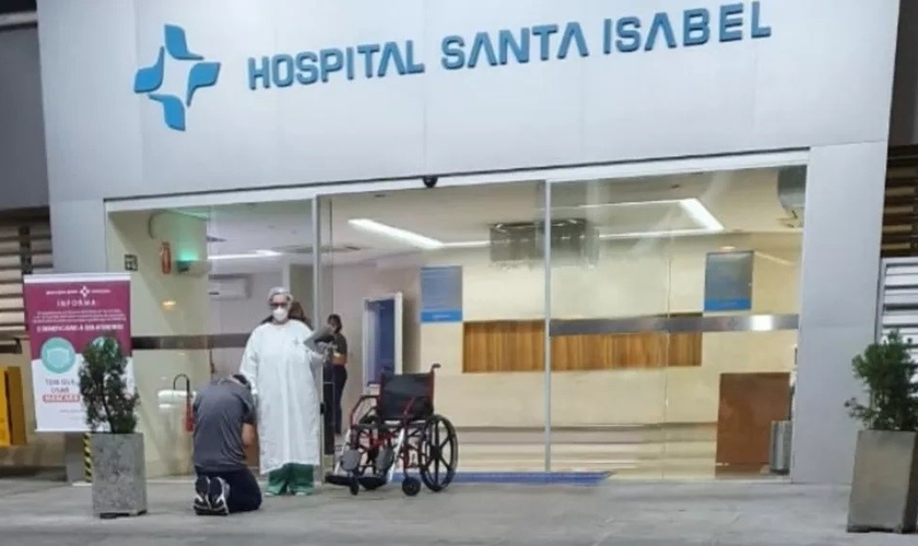 Ao deixar o hospital, o neurologista Moisés Lara se ajoelhou para agradecer a Deus. (Foto: Divulgação / Santa Casa de Piracicaba)