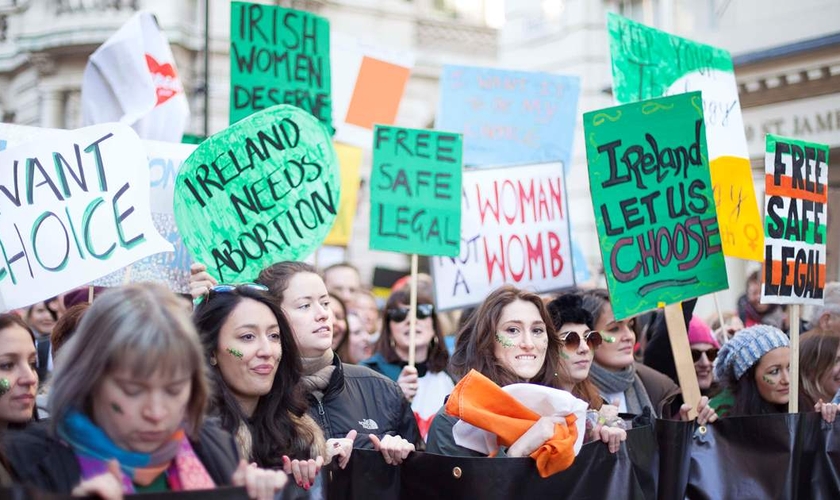 Após um referendo, a Irlanda aprovou a legalização do aborto. (Foto: Amnesty)