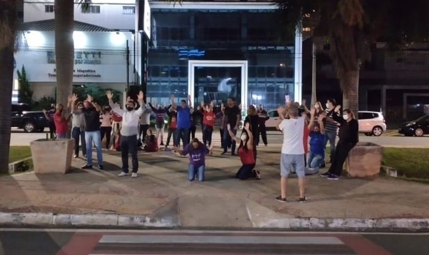 Grupo se reuniu durante várias noites em frente ao hospital São Lucas, em Americana (SP), para orar pelo pastor Rogério Bombatti. (Foto: Facebook / Manezinho da Praia)