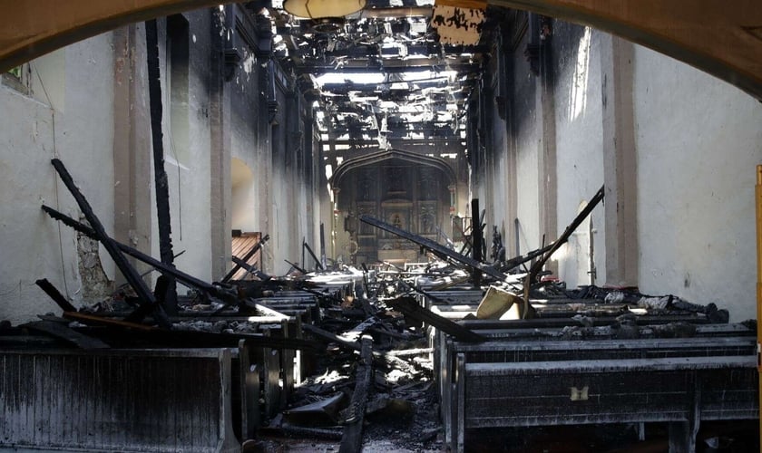 O interior da igreja San Gabriel foi danificado após um incêndio na Califórnia. (Foto: AP/Marcio Jose Sanchez)