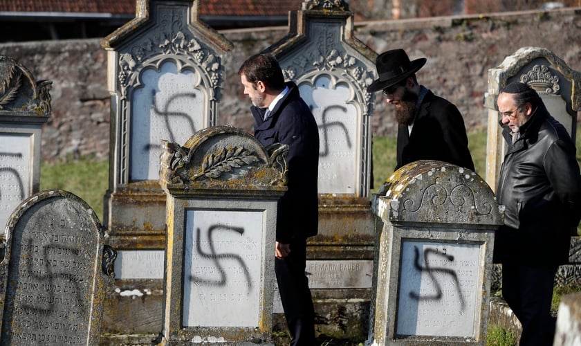Pichações de suásticas têm sido feitas em túmulos de cemitérios na França. (Foto: Jean-Francois Badias/AP)