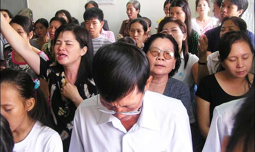 Cristãos participam de culto no Vietnã. (Foto: chretiens.info)