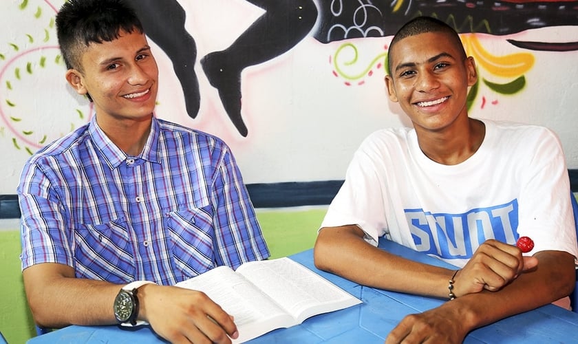 Hoje Mateo [à esquerda] influencia outros jovens de sua comunidade a conhecer Jesus. (Foto: Reprodução / Compassion)