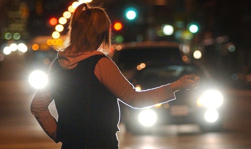 Mulher sinaliza para motoristas em avenida da Alemanha. (Foto: Mark van Manen/Postmedia News)
