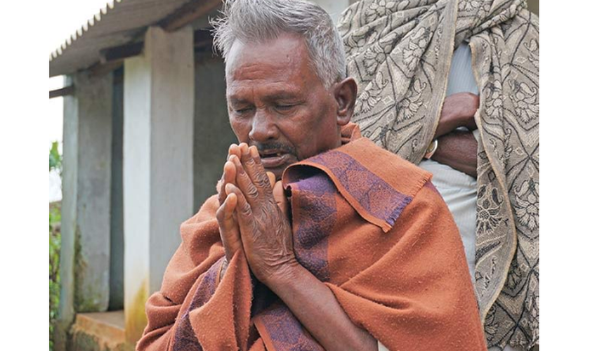 Cristão ora no Sri Lanka. (Foto: Reprodução / Barnabas Fund)