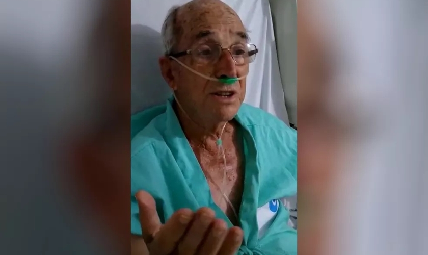 Paciente Gabriel Teixeira cantando no hospital de Itumbiara. (Foto: Reprodução/TV Anhanguera)