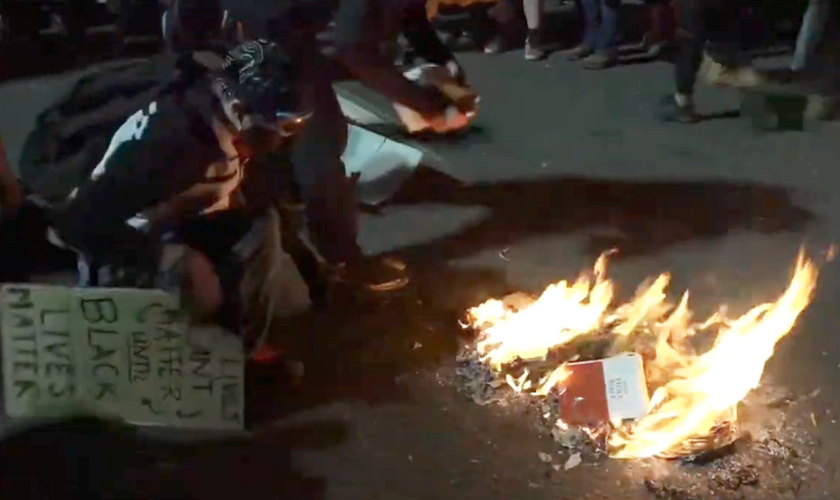 Manifestantes queimam Bíblia em protesto na cidade de Portland, EUA. (Foto: Reprodução/YouTube)