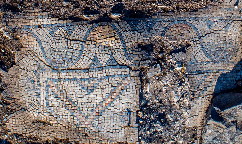 Chão de mosaico da igreja antiga encontrada por arqueólogos. (Foto: Alex Wiegmann/Autoridade de Antiguidades de Israel)